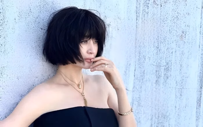 Nữ diễn viên 54 tuổi Kim Hye Soo khoe chân dài ‘cặp kiếm Nhật’