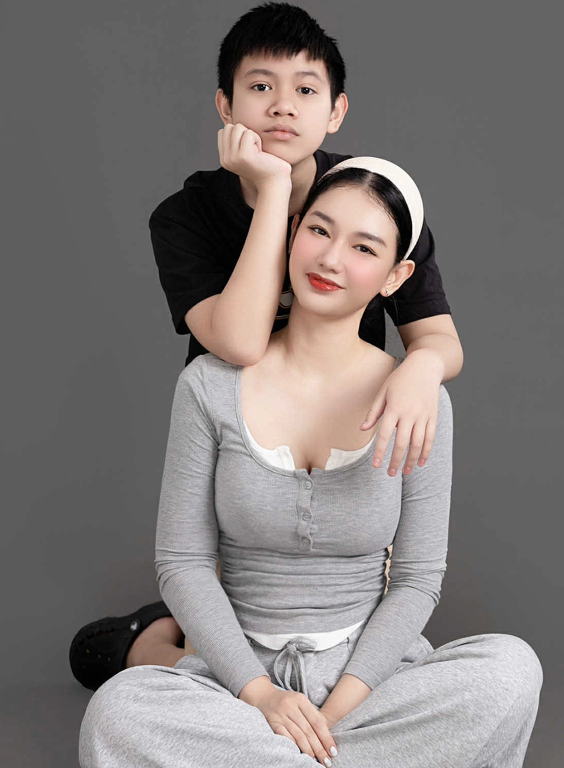 Quỳnh Chi hào hứng đón con trai Lucas về Việt Nam nghỉ hè