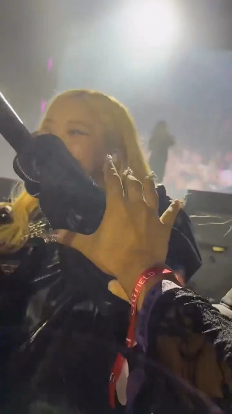 Rosé (Blackpink) bị fan quá khích quấy rối trên sân khấu