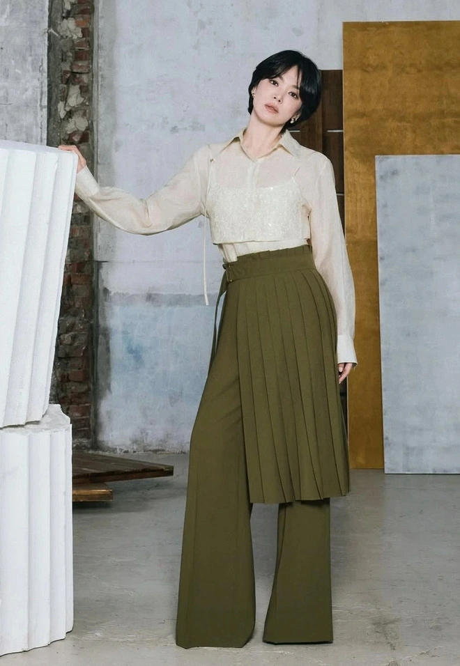 Song Hye Kyo ra mắt style mùa hè với 4 bộ phối đơn giản mà ‘sang xịn mịn’ Lên đồ công sở sành điệu như Song Hye Kyo- Ảnh 6.