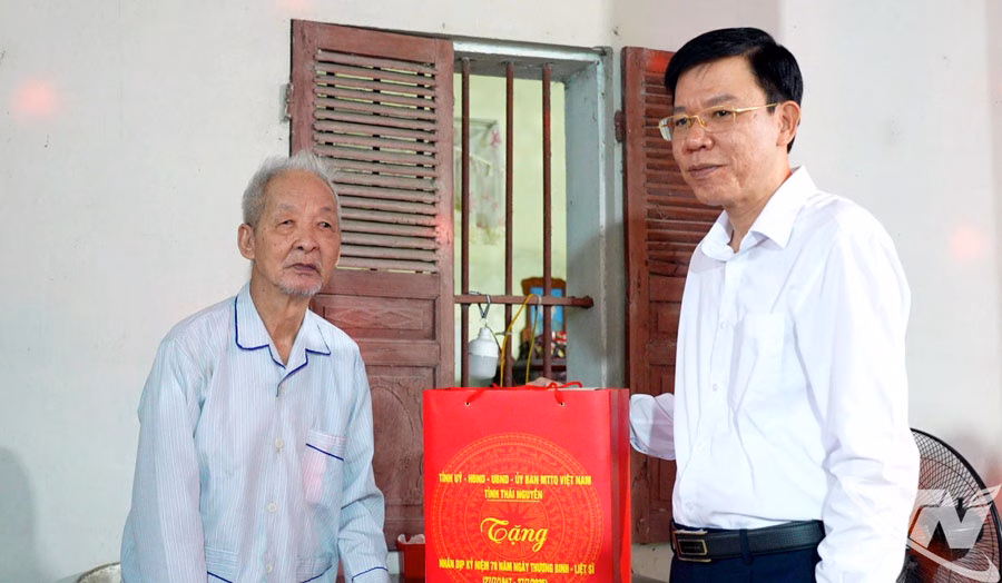 Thái Nguyên tri ân người có công với cách mạng nhân Ngày Thương binh – Liệt sĩ Dương Văn Tiến, Ủy viên BTV Tỉnh ủy, Trưởng Ban Tổ chức Tỉnh ủy tặng quà ông Đào Quang Bắc, sn 1939, Hoạt động kháng chiến bị nhiễm chất độc hóa học 60%.