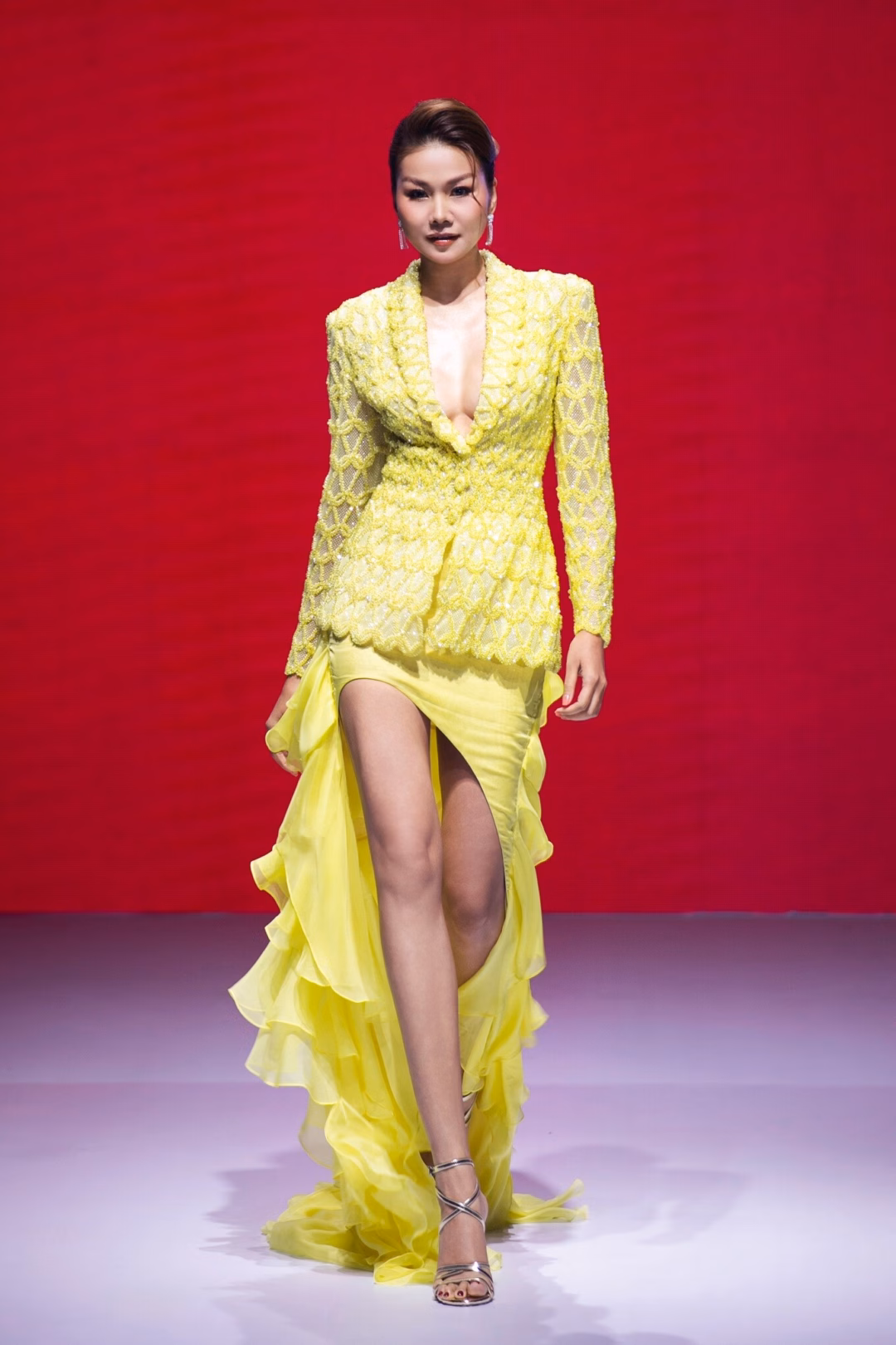 Thanh Hằng trở lại dẫn chương trình Vietnam’s Next Top Model Top 15 thí sinh vào nhà chung (Ảnh: Ban tổ chức).