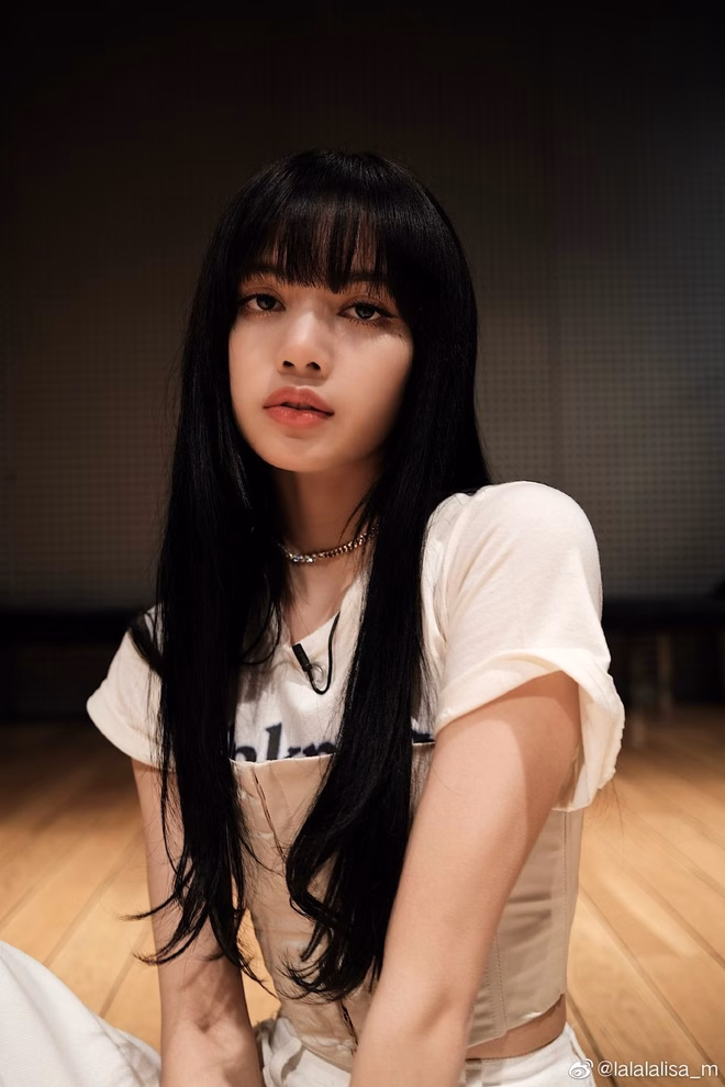 Thanh Thủy ‘biến hóa’ với phong cách mới giống Lisa và Lyly Kiểu tóc mái bằng màu đen cùng style makeup nhấn vào đôi mắt của Thanh Thuỷ khiến nhiều người liên tưởng đến Lisa và LyLy.
