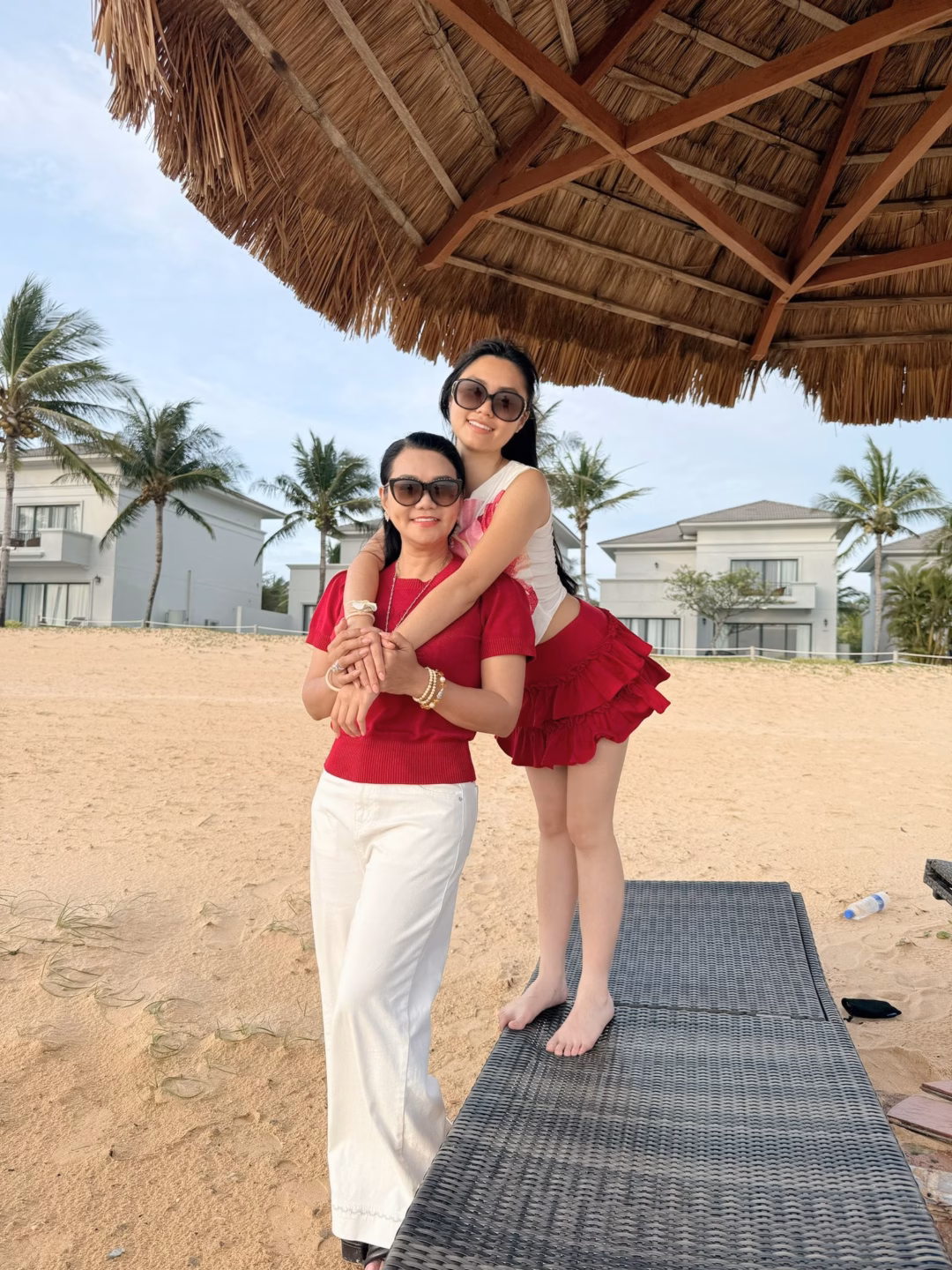 Tường trình giây phút Tóc Tiên, Tú Liên, Ngọc Huyền “đánh bay” tin đồn ly thân Nghệ sĩ Ngọc Huyền chia sẻ sự việc bị mất điện thoại iPhone đắt tiền, được tiếp viên hàng không của hãng bay tìm và trả lại.