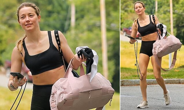 Á hậu Mỹ khoe bụng six múi