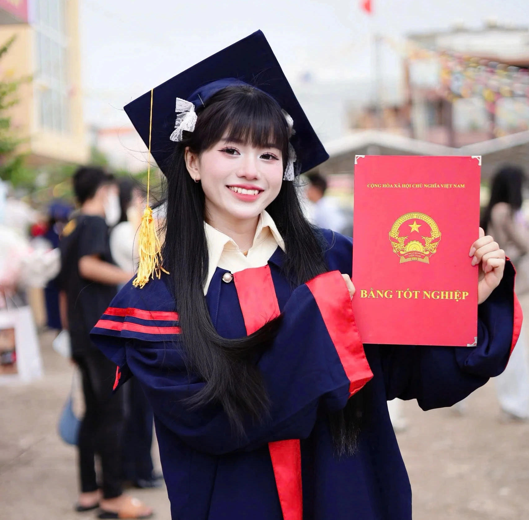 Cô gái trẻ dẫn con lên nhận bằng tốt nghiệp sư phạm: ‘Con là động lực để tôi cố gắng’ Quỳnh My tốt nghiệp ngành sư phạm tiểu học, Trường ĐH Phú Yên