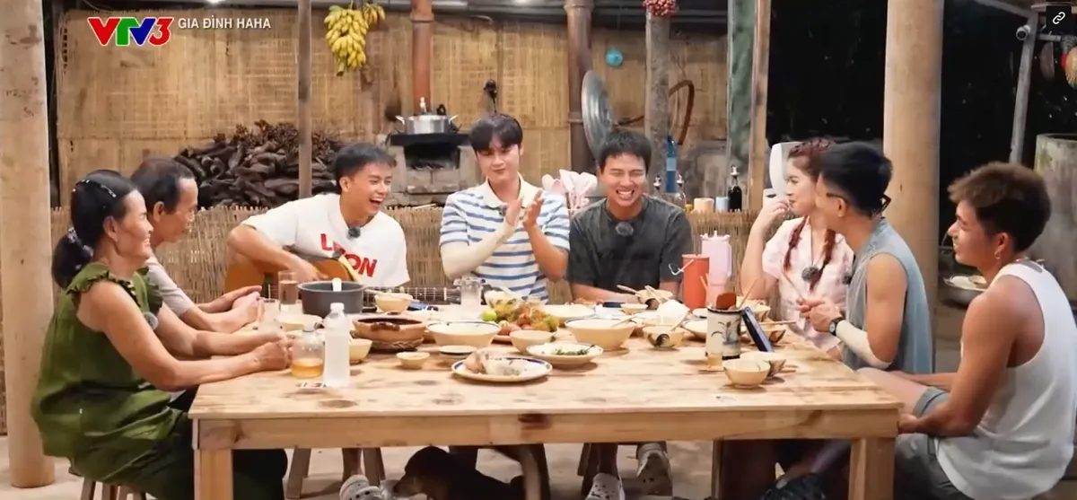 Các thành viên Gia đình Haha cùng hát Bài ca đất phương Nam (Ảnh chụp màn hình)