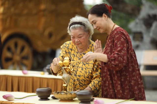 Kể cả khi xuất hiện ở nơi đông người, nữ nghệ sĩ gạo cội cũng không cần trang điểm. Chị tự tin khoe vẻ ngoài đúng tuổi của mình.