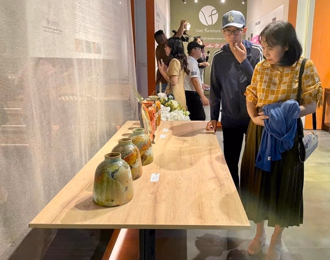 Triển lãm gốm “Sen Soul”: Vẻ đẹp thuần khiết của tâm hồn Việt Thưởng lãm các tác phẩm. Ảnh: P.Lan