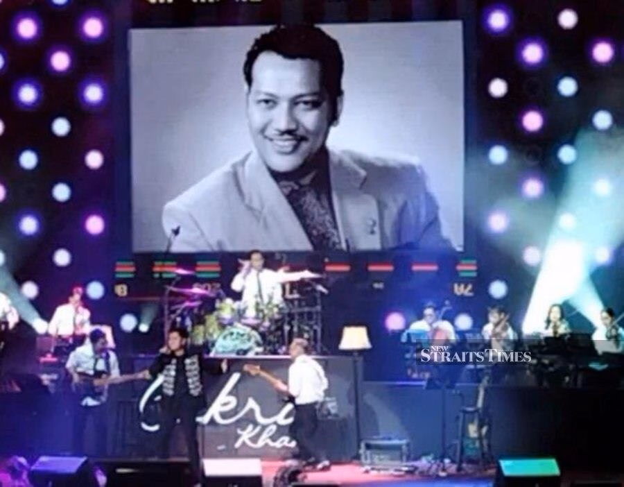 Ca sĩ Cakra Khan trình diễn nhạc P. Ramlee trong đêm nhạc tại Indonesia