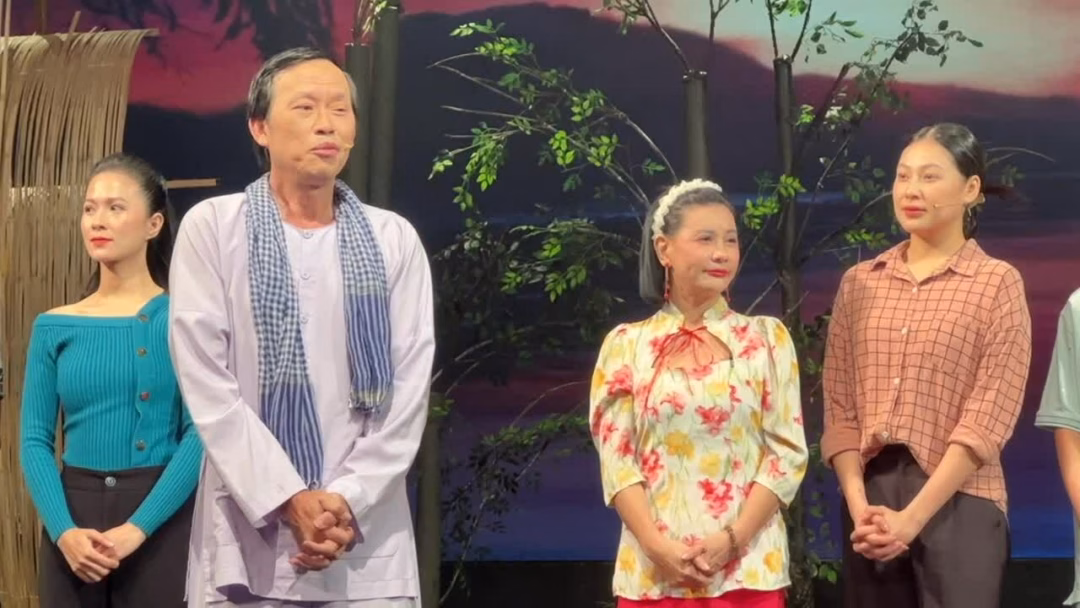 Hoài Linh cùng dàn diễn viên chào cảm ơn khán giả ở cuối vở. Video: Mai Nhật