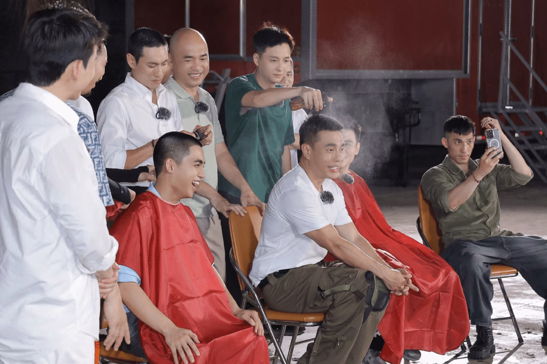 Tất cả nghệ sĩ tham gia chương trình sẽ rời xa ánh đèn sân khấu để bước vào môi trường thao trường khốc liệt, nơi nghệ thuật phải nhường chỗ cho tinh thần thép và kỷ luật sắt của chiến sĩ CAND