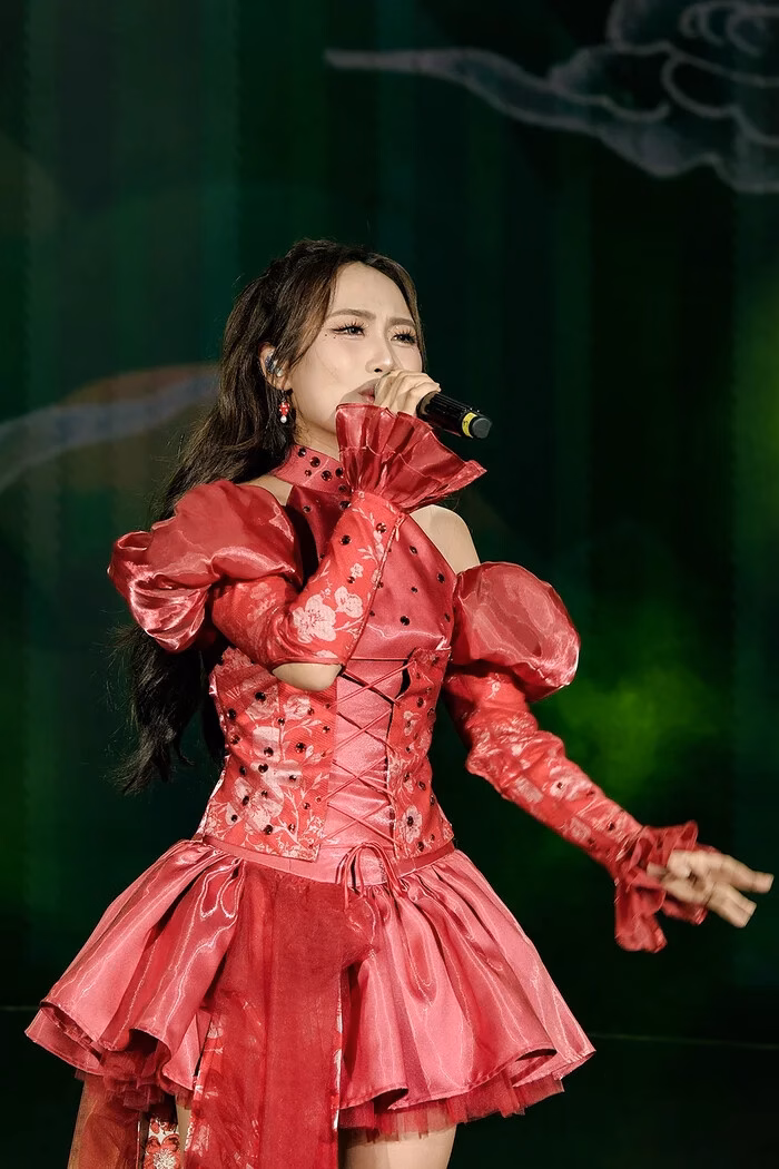 Phương Mỹ Chi bị chỉ trích về màn trình diễn tại sự kiện âm nhạc sau comeback từ Sing! Asia