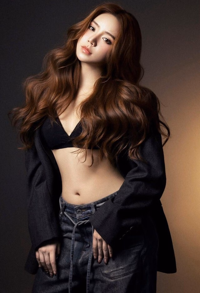 Quỳnh Kool trở lại với vai diễn mới sau 2 năm, làm rõ điều này trong Gió ngang khoảng trời xanh "Gió ngang khoảng trời xanh" lên sóng trên kênh VTV3 vào khung giờ 20h các ngày thứ Hai, Ba và Tư hàng tuần, bắt đầu từ ngày 11/8/2025.