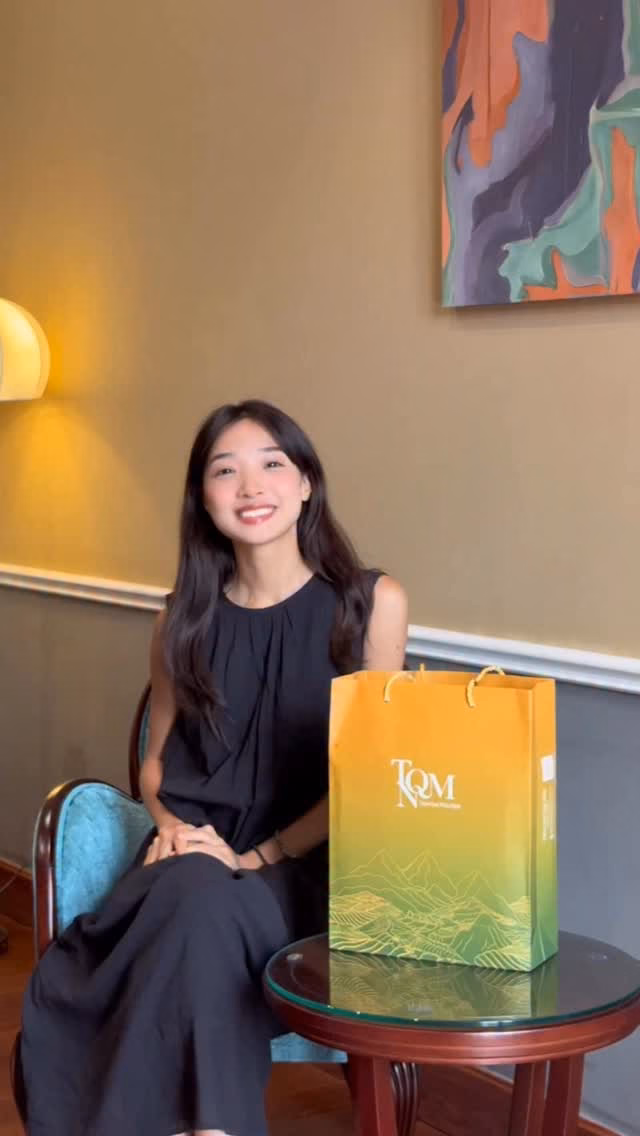 Kk thật sự xin cám ơn anh NL đã giới thiệu box quà Trung thu của @tiemquanhaminh tới em đó!! Tui đúng là đang tìm Quà trung thu để gửi về sớm tặng người thân 🥮💛 Lại thêm phải nói thật với mọi người là Bánh trung thu này siêu siêu siêu cấp ngonn! Một mình mình còn ăn hết ngay 1 cái vì quá thơm ngon đó, chứ bình thường ăn bánh trung thu ngấy chỉ được 1-2 miếng thui à. Sau khi tham khảo thì mình thấy bên TQNM có nhiều loại Box quà khác nhau lắm. Có box kèm trà nữa rất xịn!! Mọi người nếu cũng đang tham khảo thì có thể liên hệ thử xem nhaaa 🏮 #trungthu #tiemquanhaminh #TQNM