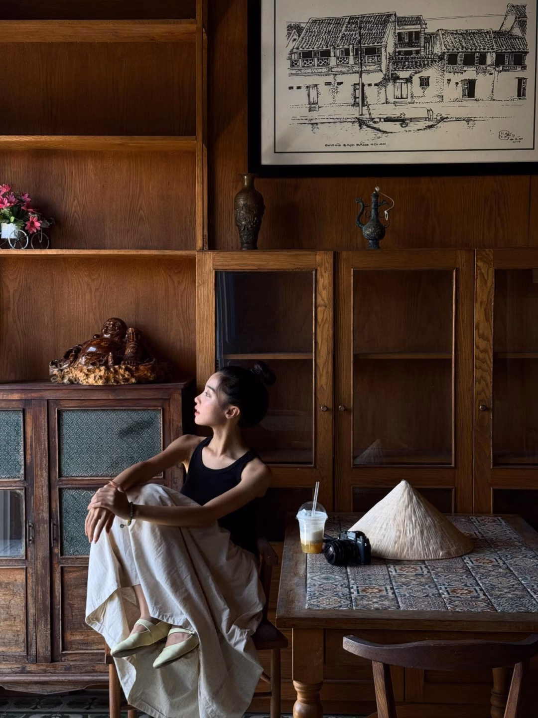 Một thoáng Hội Annnn 🌼 Tầm này thì bác ấy có quá nhiều source để có thể ngồi chỉnh hình, nên bác ý xả ảnh gốc… Thế nhưng cũng có một chuyển biến lạ ở mình trong hàng trình này: Mình yêu làn da bị nắng nhuộm đen của mình, không chê da đen nữa, mà đều yêu. Mình bắt đầu thêm chắc chắn vào tình yêu với những điều chân thật con người mình…cái sự lớn lên và chuyển biến ý…hay hayyy. Tụi mình khác đi trong mỗi ngày, mỗi giờ, mỗi phút,… thật là hayy. 🌿 #hoian #myvividjourney #vividlibrationnotes #vivid_namgapyear