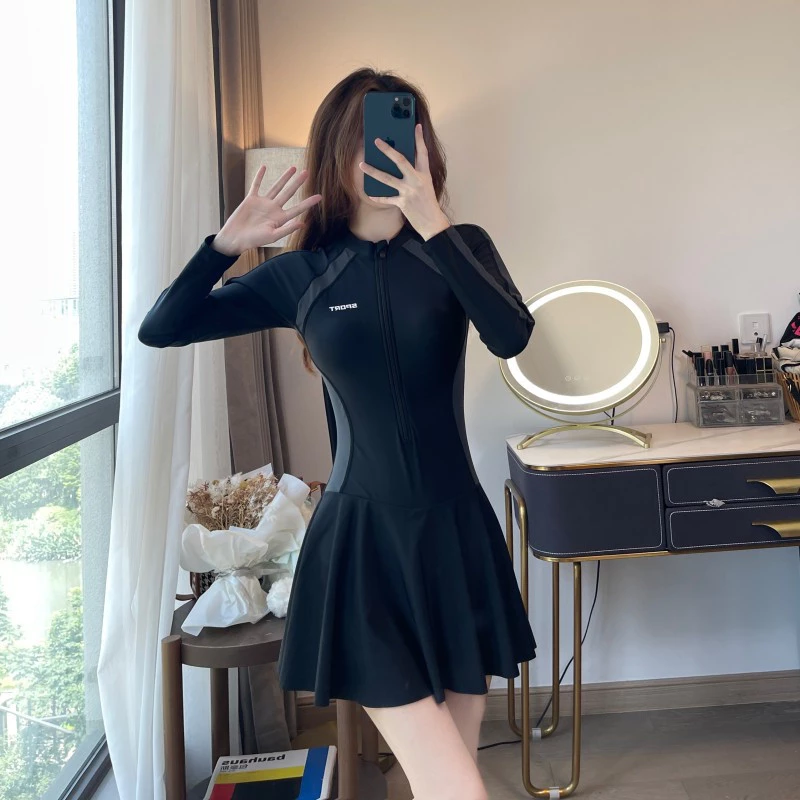 Mặc đồ bơi liền thân đi biển như thế nào để vừa sexy vừa kín đáo?