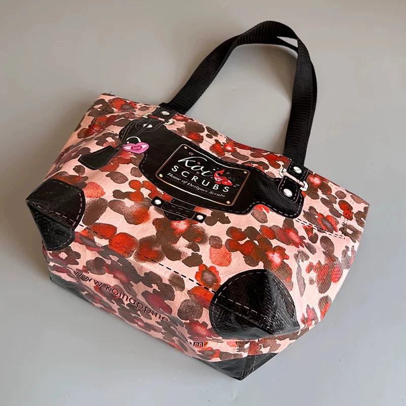 Túi chống nước khi đi du lịch: Mẹo chọn size phù hợp để không bị “ướt” cả đồ đạc