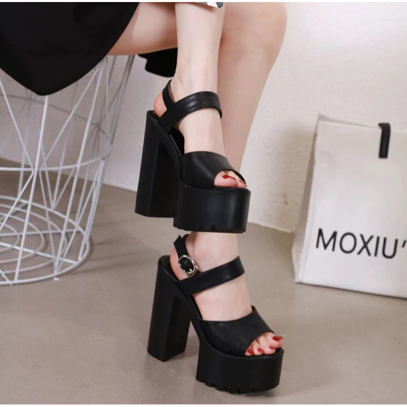 Mẹo Chọn Sandal Quai Bản To Quai Cao Cho Mùa Hè Không Bị Đau Chân