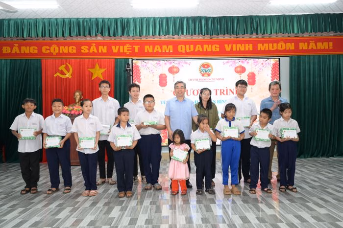 TPHCM trao quà Tết cho trẻ em hội viên nông dân khó khăn