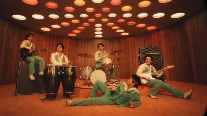 Bruno Mars trong bộ suit xanh lục