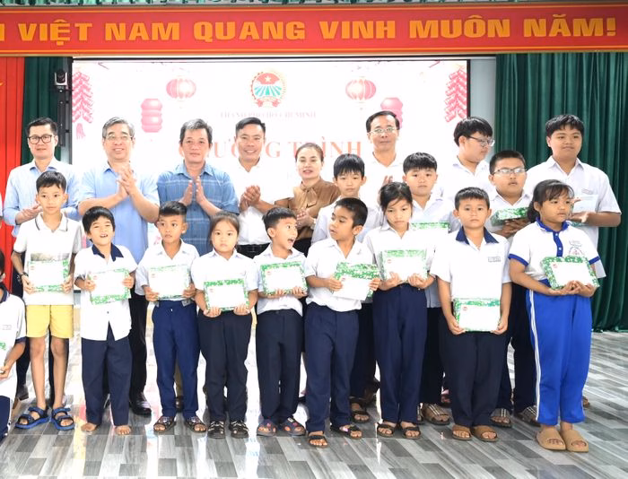 Đại diện c&aacute;c đơn vị đồng h&agrave;nh c&ugrave;ng Nguyễn Phước Lộc trao qu&agrave; Tết