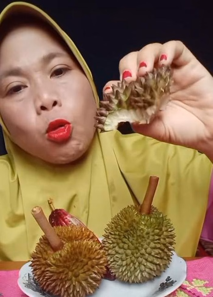 Gai sầu ri&ecirc;ng sắc nhọn trong video mukbang