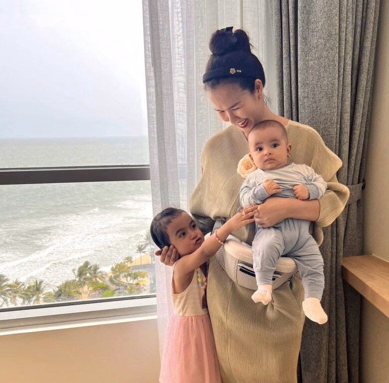 Vợ chồng V&otilde; Hạ Tr&acirc;m thống nhất nu&ocirc;i con theo phương ph&aacute;p thuần chay, cho học tu tập theo đạo Phật.