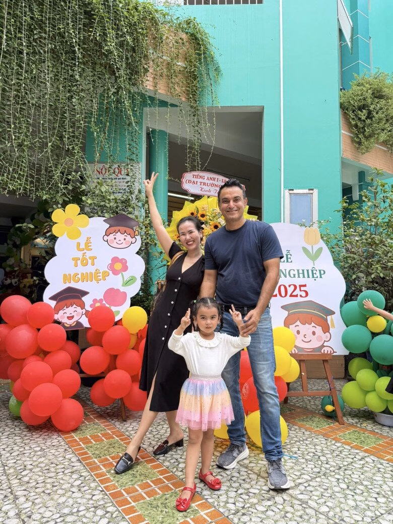 V&otilde; Hạ Tr&acirc;m ưu ti&ecirc;n dạy c&aacute;c con tiếng Việt trước, sau n&agrave;y trưởng th&agrave;nh mới học tiếng Hindi.