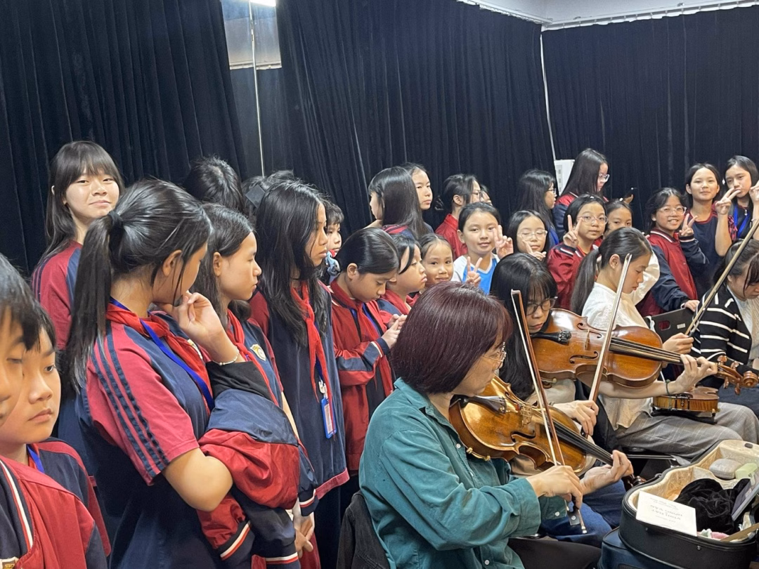 Học sinh trường Nguyễn Bỉnh Khi&ecirc;m tại The Legend Live Concert