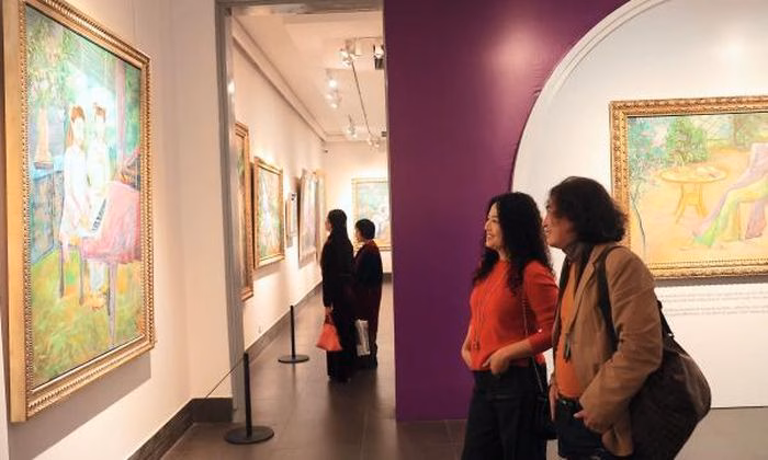 Kh&aacute;n giả thưởng l&atilde;m tranh của họa sĩ L&ecirc; Trang tại Bảo t&agrave;ng Mỹ thuật Việt Nam