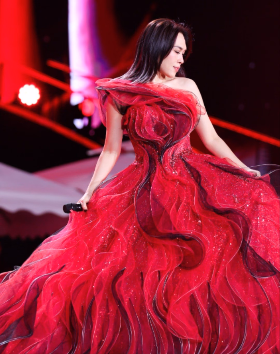 Mỹ T&acirc;m trong buổi biểu diễn live