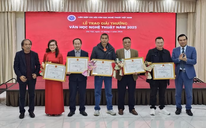 Tác giả Hồ Thanh Thọ nhận giải B tại lễ trao Giải thưởng VHNT năm 2025 Tác giả Hồ Thanh Thọ nhận giải B tại lễ trao Giải thưởng VHNT năm 2025