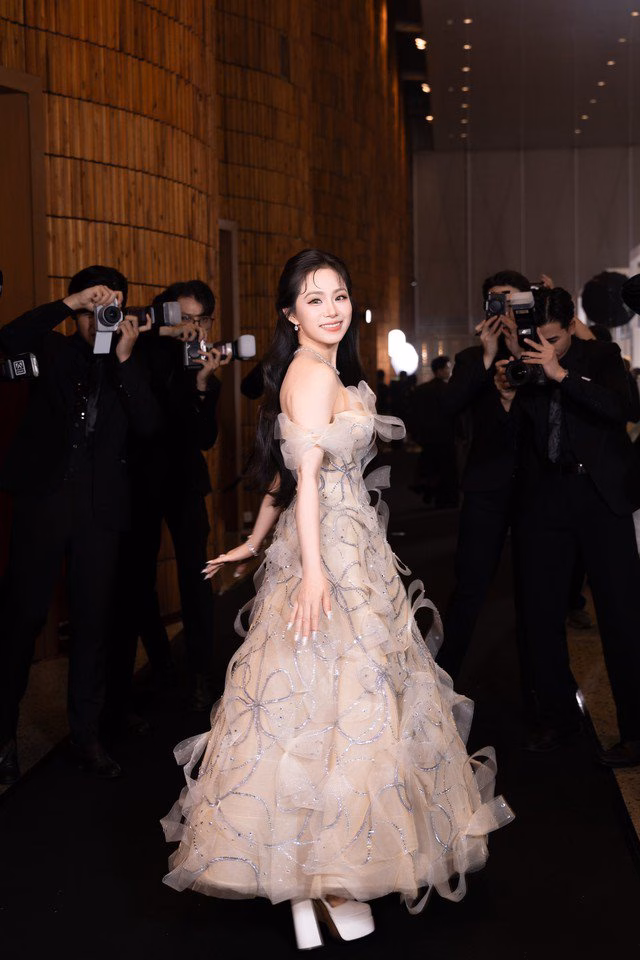 Lương B&iacute;ch Hữu sinh năm 1984. C&ocirc; l&agrave; ca sĩ thập ni&ecirc;n 2000, nổi nhất trong thời gian hoạt động c&ugrave;ng nh&oacute;m H.A.T...