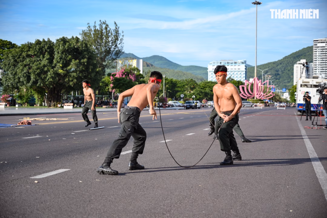 Công an Gia Lai ra quân tấn công trấn áp tội phạm Mãn nhãn với màn biểu diễn võ thuật trong lễ ra quân của Công an tỉnh Gia Lai- Ảnh 18.