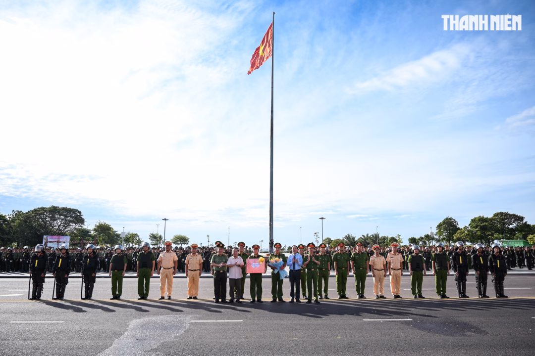 Công an Gia Lai ra quân tấn công trấn áp tội phạm Lãnh đạo tỉnh cùng lãnh đạo Công an tỉnh Gia Lai tặng quà, hoa chúc mừng ra mắt lực lượng 151