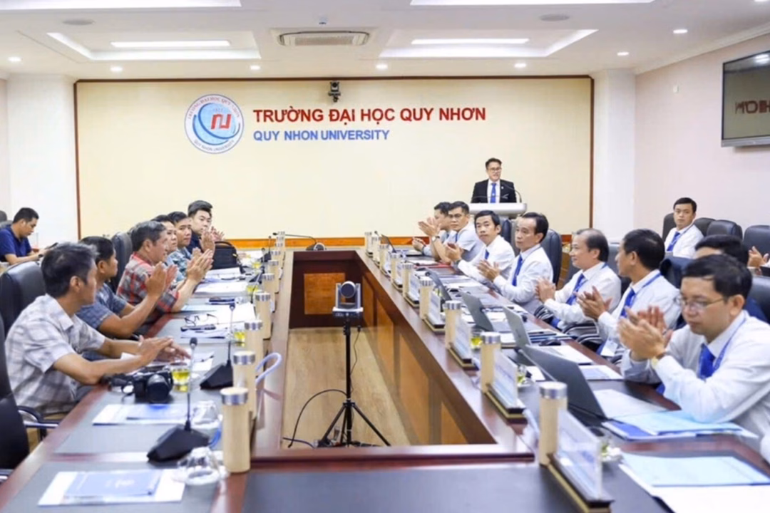 Đại học Quy Nhơn ‘rót’ học phí cho sinh viên công nghiệp bán dẫn ở Gia Lai Ông Đinh Anh Tuấn, Phó Hiệu trưởng Trường Đại học Quy Nhơn thông tin tại buổi họp báo (Ảnh: Huy Phúc).