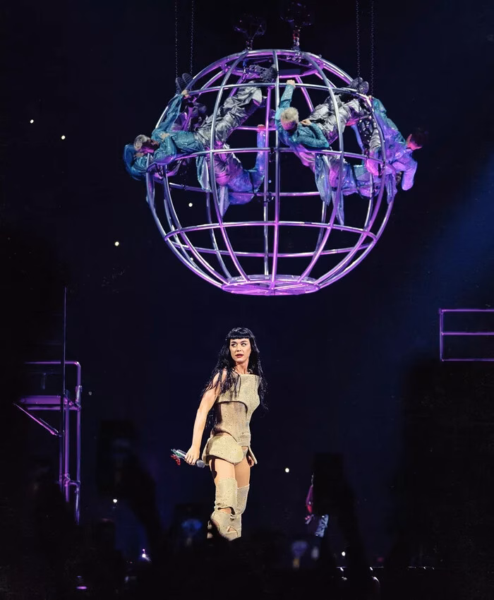 Katy Perry ngã từ thiết bị bay giữa biểu diễn