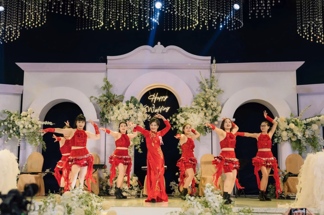 Mẹ 53 tuổi nhảy dân vũ trong đám cưới con gái, gây sốt mạng xã hội