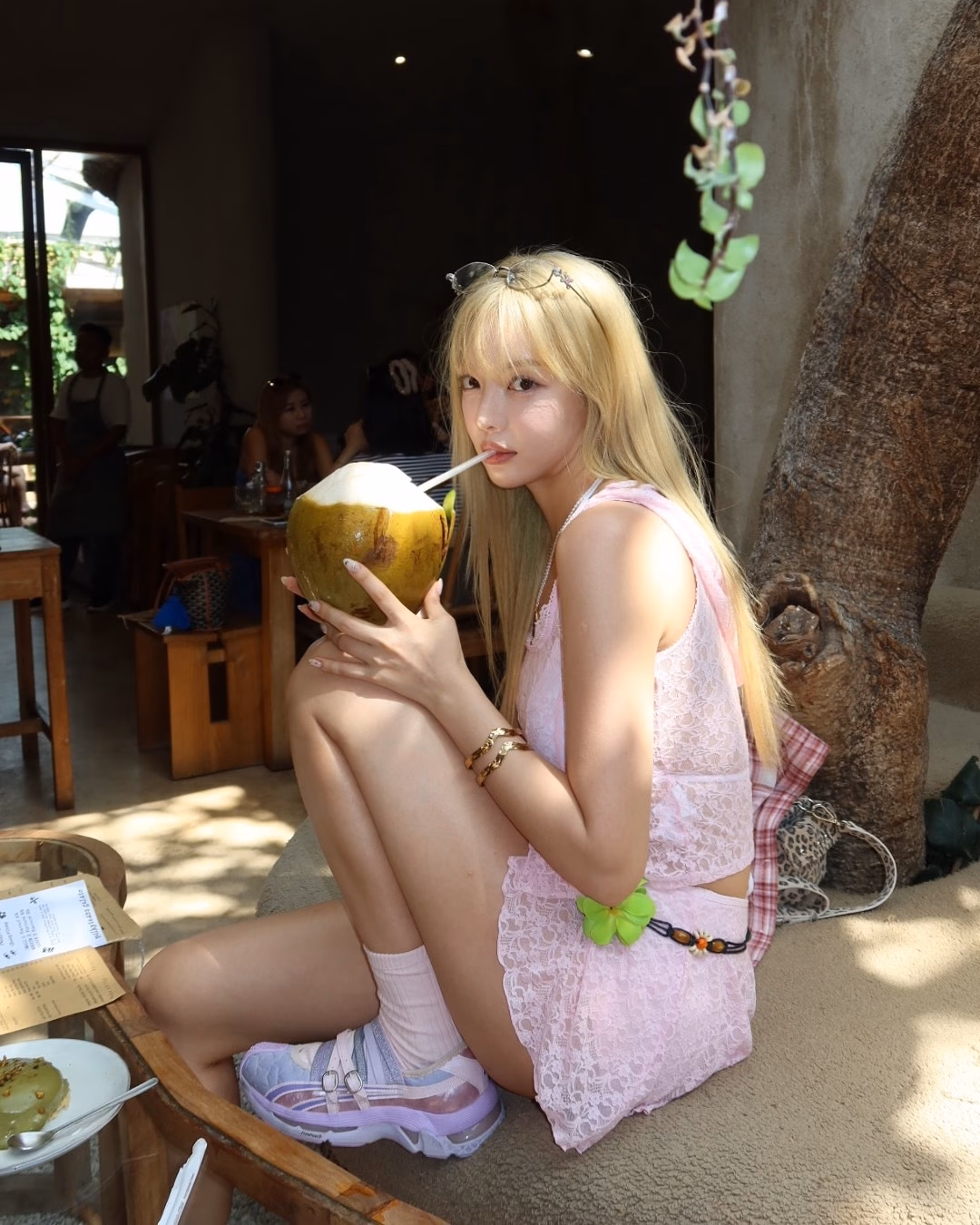 Nổi tiếng nhiều năm nhưng Jin Jin rất kín tiếng chuyện tình cảm. Người đẹp Hàn Quốc thường làm mẫu váy cưới nên có lần fan từng nhầm cô đã kết hôn. Tuy nhiên, cô chưa từng lên tiếng về điều này.