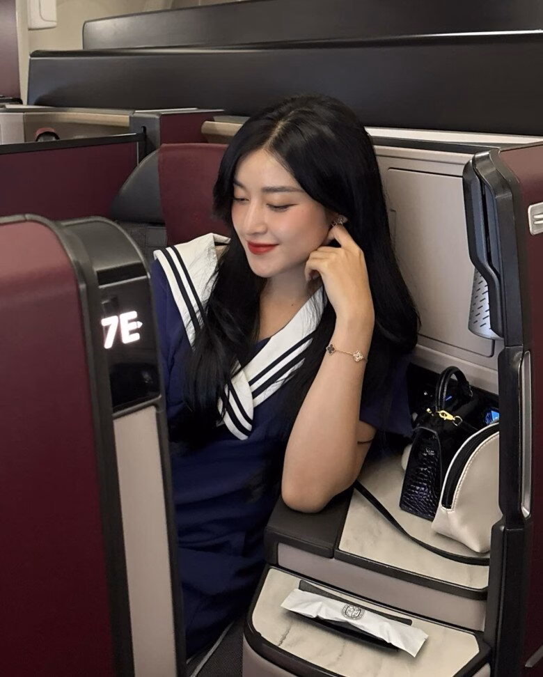 Á hậu Huyền My: Nữ hoàng phụ kiện với gout thẩm mỹ tinh tế Từ đồng hồ đính kim cương, nhẫn đá quý, đến vòng cổ, hoa tai bạch kim, mỗi món đồ Huyền My lựa chọn đều toát lên sự tinh xảo và giá trị đắt đỏ. Đặc biệt, cô rất chuộng các thương hiệu trang sức danh tiếng như Cartier, Chopard, Bulgari... hàng trăm triệu đến hơn tỷ đồng.