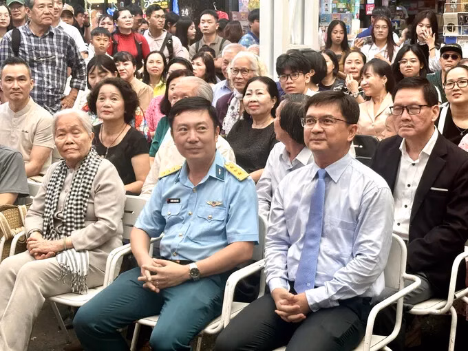 Giới thiệu sách ảnh: 50 năm sức mạnh Việt Nam và Thành phố hòa bình