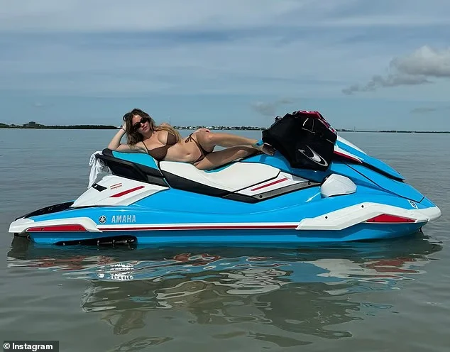 Nữ diễn viên giảm cân 8kg, khoe body săn chắc trong bikini Ngoài thời gian luyện tập cho bộ phim, Sweeney duy trì vóc dáng bằng MMA và Pilates.(Ảnh: Instagram)