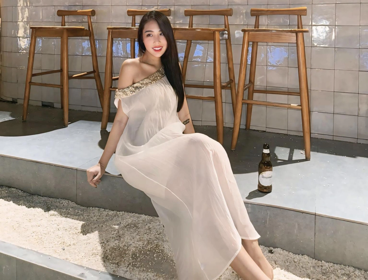 Tăng Khánh Chi gây ấn tượng với body chuẩn sau giảm cân, được Quang Minh liên tục khen ngợi Doanh nhân 29 tuổi được Quang Minh 'thả tim', tự hào gọi 'vợ yêu' khi đăng ảnh mặc váy xuyên thấu, trễ vai tạo dáng dịu dàng ở một quán bar, hồi tháng 6.