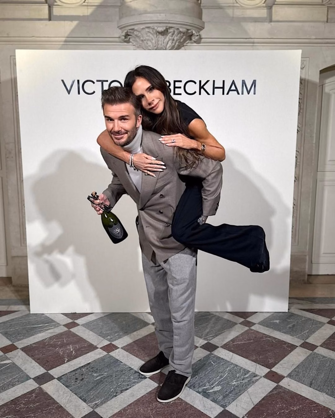 Victoria Beckham: Từ khó khăn tài chính đến đế chế thời trang bùng nổ với doanh thu 89 triệu bảng Anh 17 năm "trầy da tróc vảy", gánh lỗ tới 2300 tỷ đồng của Victoria Beckham- Ảnh 3.
