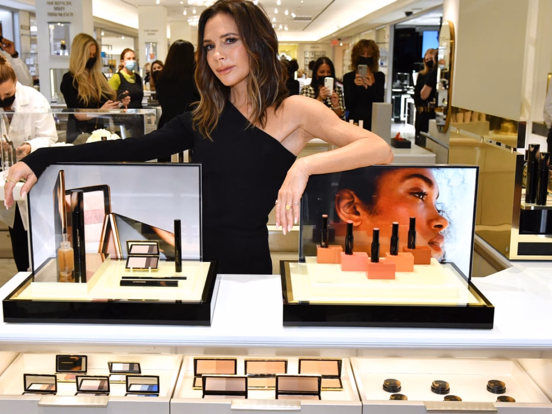 Victoria Beckham: Từ khó khăn tài chính đến đế chế thời trang bùng nổ với doanh thu 89 triệu bảng Anh 17 năm "trầy da tróc vảy", gánh lỗ tới 2300 tỷ đồng của Victoria Beckham- Ảnh 4.