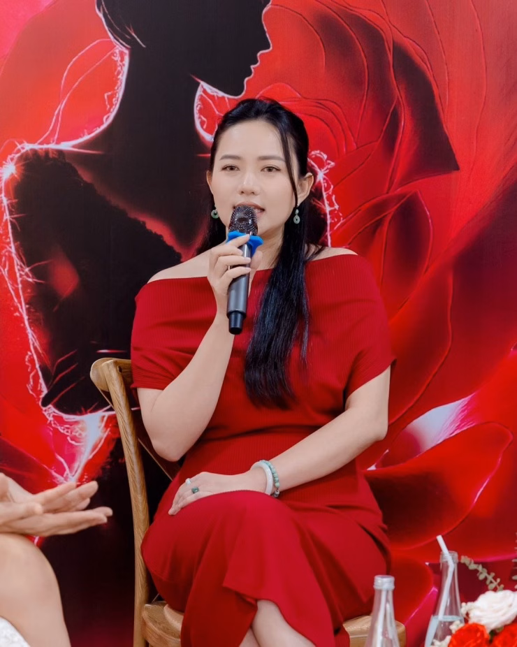 Mẫu váy đỏ trễ vai được Phan Như Thảo tích cực chưng diện. Với phần vai trễ hở cổ, đi kèm kiểu dáng tay dơi nhẹ nhàng, trang phục thích hợp để giúp thân trên trông thanh thoát hơn, giấu nhược điểm bắp tay.