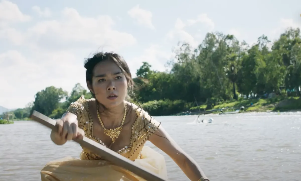 Phim mới 2/9: Mưa đỏ và Làm giàu với ma lên sóng Diệp Bảo Ngọc chèo ghe thành thạo trong phim. (Ảnh: ĐPCC)