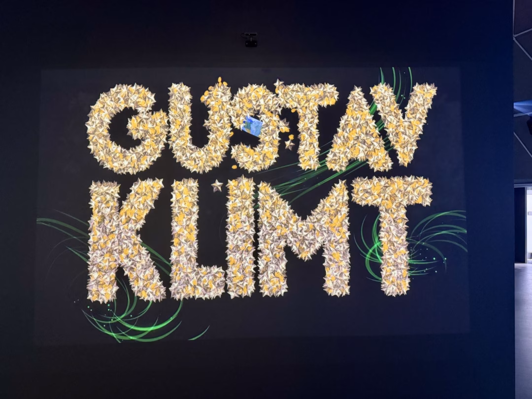 Toàn bộ không gian triển lãm như một thế giới nghệ thuật sống động.