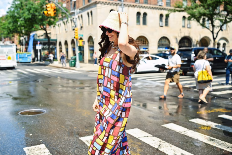 Tinh thần thời trang được giữ vững trong phần 2 của phim. Ở một cảnh phim trên đường phố, nữ chính Anne Hathaway bắt mắt với chiếc váy maxi chắp vá nhiều màu trị giá 7.900 USD của Gabriela Hearst.